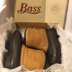 Bass Thermolite duckbill rain boots in original box.